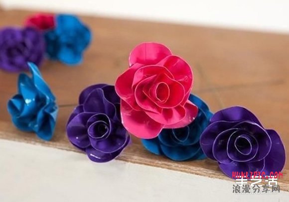 如何制作胶带玫瑰花 彩色胶带玫瑰花的做法 -  www.shouyihuo.com
