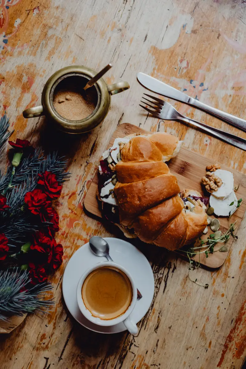 木桌晨曲：藏在烟火里的温柔仪式感